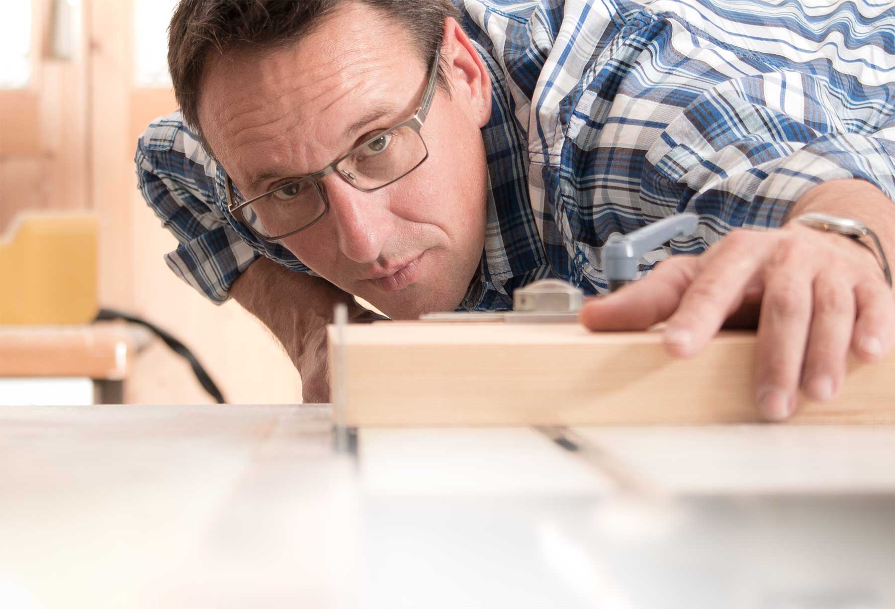 QUALITÄT IN HOLZ. Mit ehrlichem Handwerk und viel Liebe zu Detail und Funktion realisieren wir gerne Ihre Wünsche, individuell und maßgefertigt: